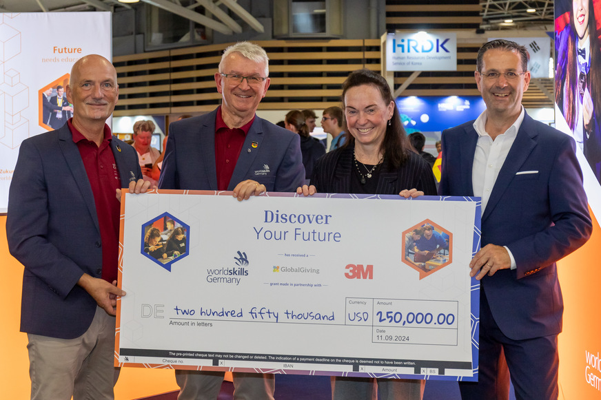 4 Die Übergabe des Spendenschecks von 3M an WorldSkills Germany erfolgte während der Weltmeisterschaft der Berufe in Lyon 2024.