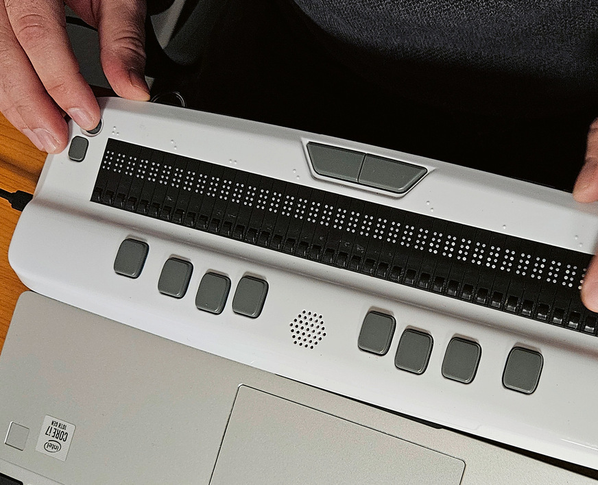 2 Eine Braille-Zeile ist ein wichtiges technisches Hilfsmittel ­für blinde und sehbehinderte Menschen. Es übersetzt Texte von Computern oder Smartphones in Brailleschrift und macht sie durch Berührung erlebbar.
