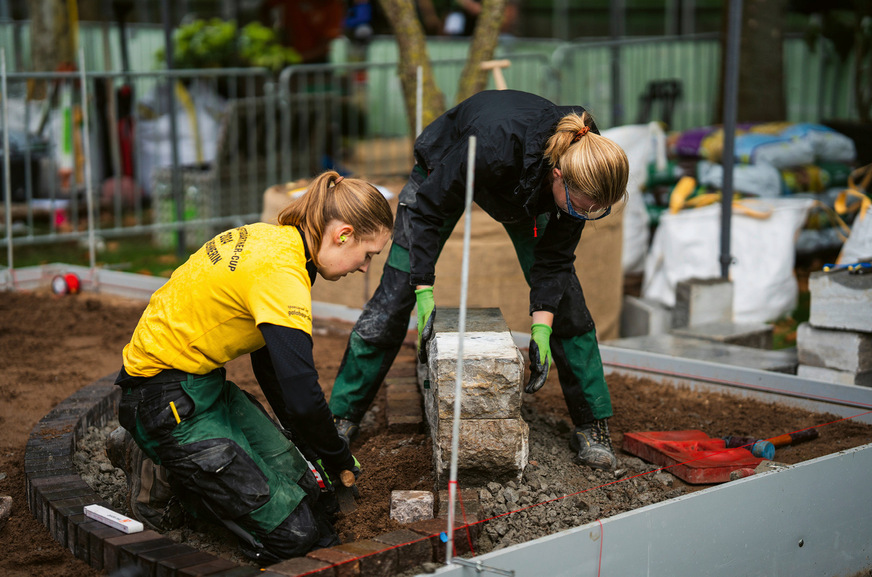 2 Auch vor dem Garten- --und Landschaftsbau macht die Digitalisierung keinen Halt: Drohnen, Bildbearbeitungssoftware und KI gehören mittlerweile dazu.