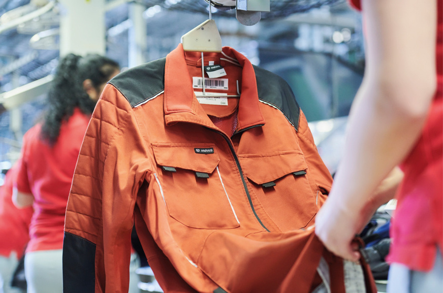 2 Das Textil-Service-Unternehmen Mewa möchte die Kreislaufwirtschaft im Bereich Textilien mit vorantreiben. So widmet es sich mit mehreren Partnern der Möglichkeit eines chemischen Recyclings von Polyester aus Fasermischungen zurück in wiederverwend­bare Fasern.