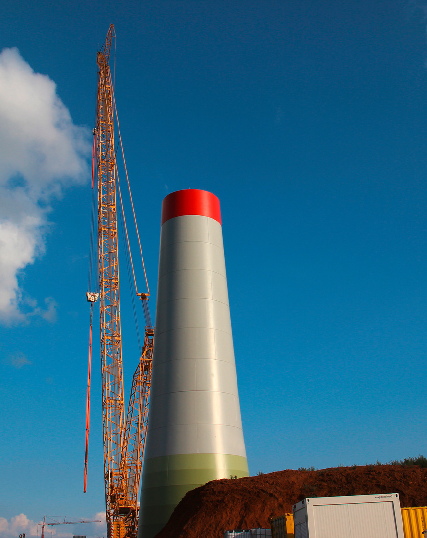2 Gemeinschaftsaufgabe: Beim Bau und Betrieb von Windkraft­anlagen sind gleich mehrere Branchen gefragt
