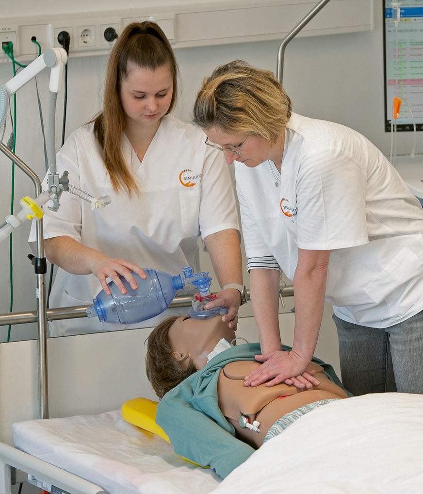 Im SimLab üben und festigen die angehenden Pflegekräfte ihre Fertig­keiten.