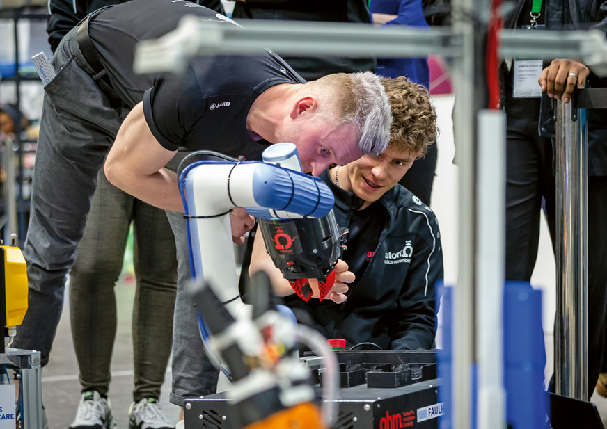 Der RoboCup ist eine weltweite Initiative internationaler Wissenschaftler*innen, die über Roboterwettbewerbe in unterschiedlichen Ligen, Forschung, Entwicklung und Anwendung künstlicher Intelligenz und Robotik inspirieren und vorantreiben. Der RoboCup wurde 1996 von japanischen, amerikanischen und europäischen Forschenden mit der visionären langfristigen Herausforderung ins Leben gerufen, autonome fußballspielende humanoide Roboter zu entwickeln, die in der Mitte des 21. Jahrhunderts auf Augenhöhe mit dem mensch­lichen Fußballweltmeister der FIFA spielen kann.