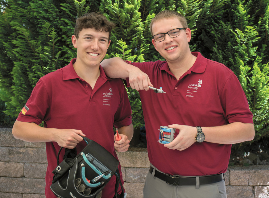 Timo Dietrich (l.) und Kimi Wößner (r.) stellen sich bei den EuroSkills in Herning einer ganz besonderen Teamaufgabe: der Aufbau und Programmierung einer Automatisierungsanlage.