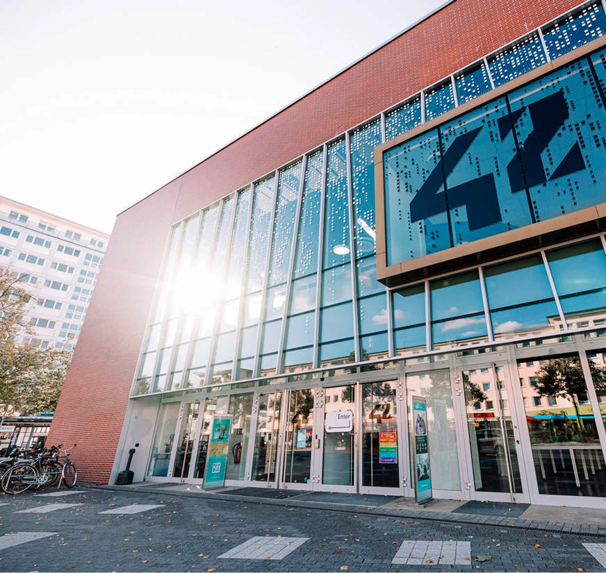 Aktuell studieren rund 350 Studierende aus über 40 verschiedenen Ländern auf dem Campus in der ehemaligen „Markthalle“ in Wolfsburg.