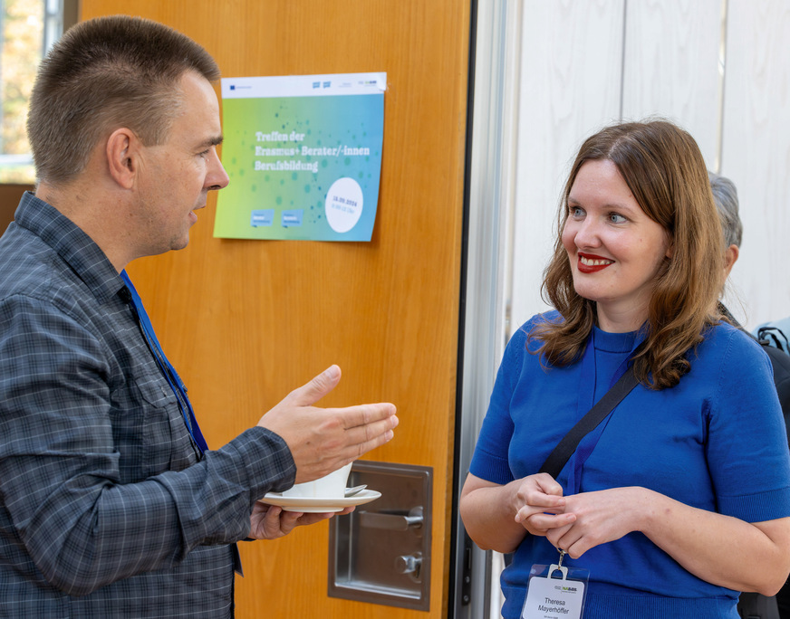 Gut vernetzt: Die Referentin im Gespräch mit einem Erasmus-Berater