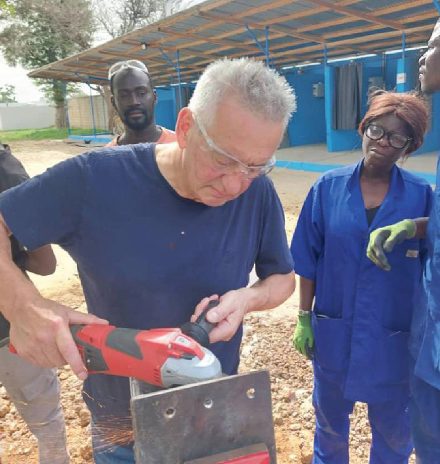John Lohrmann als Experte bei dem Bau einer Toranlage in Senegal.