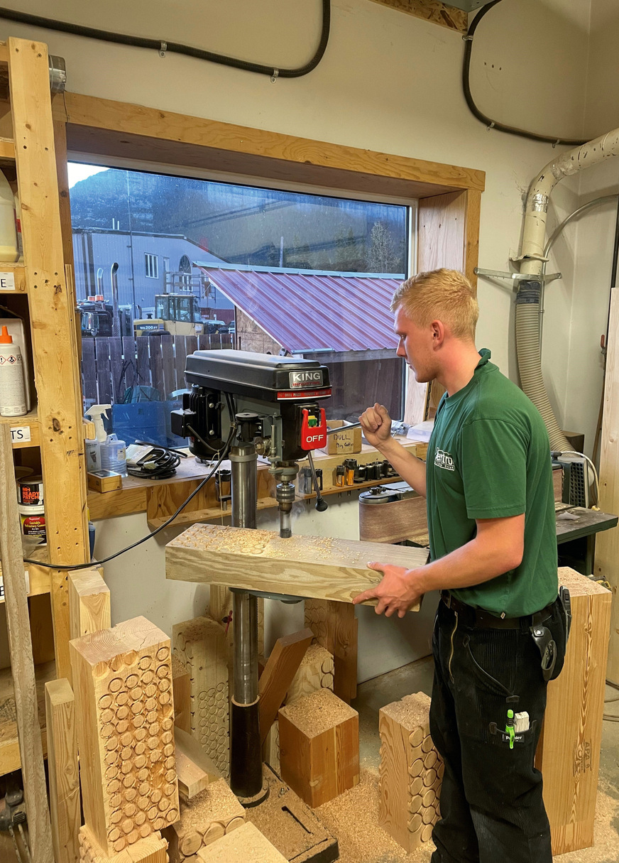 Max Escherhaus, Auszubildender zum Zimmerer bei Sextro Holzbau GmbH, Dinklage/Niedersachsen, bildet sich im kanadischen Canmore/Alberta fort.