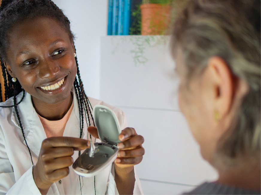 Ein Beruf mit Zukunft: Während viele Branchen unsicher sind, wird die Nachfrage nach Hörakustiker*innen stetig größer – sichere Jobs und vielfältige Karriere­chancen inklusive.