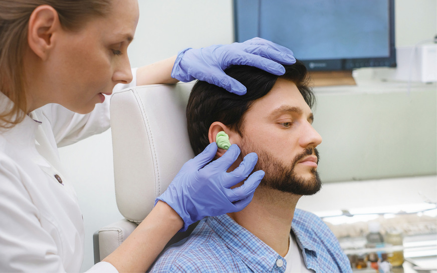 Gemeinsam das richtige Gerät finden: Hörgeräteakustiker*innen nehmen sich Zeit und passen jedes Hörsystem individuell an – das kann bisher noch keine KI.