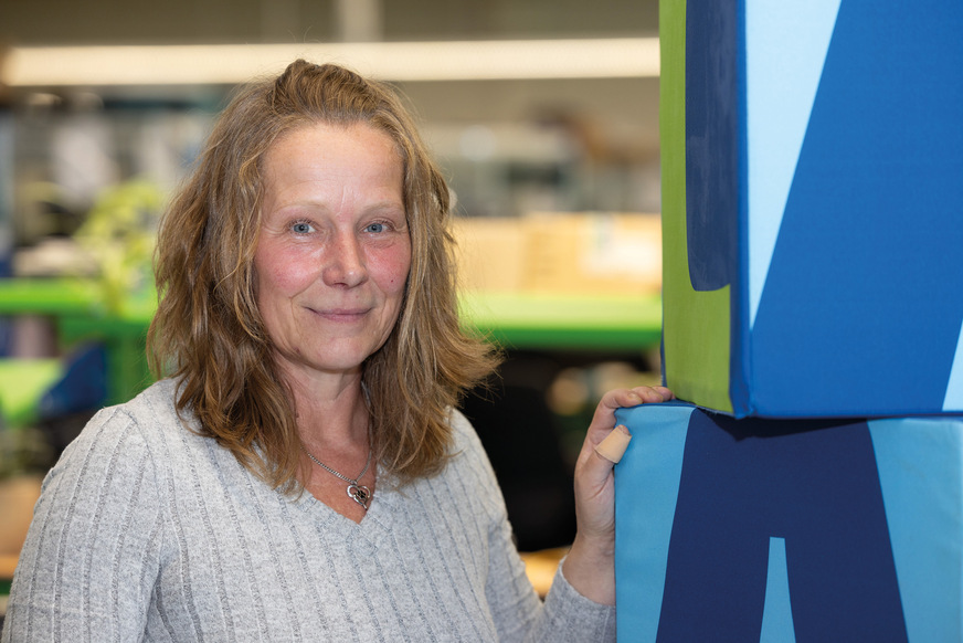 Anja Spangenberg setzt sich als Schwerbehindertenbeauftragte für die besonderen Bedürfnisse ihrer ­Kolleg*innen ein. „Der Kontakt zu Menschen mit ganz unterschiedlichen Hintergründen macht mir Freude. Noch schöner ist es, wenn ich konkrete Unterstützung geben und Hindernisse beseitigen kann.“