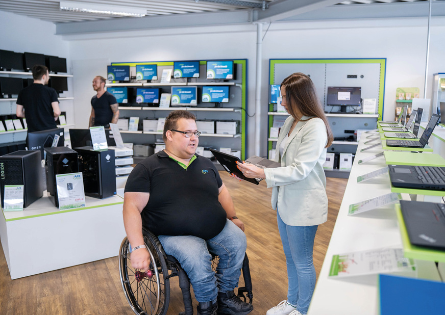Aufbereitete Geräte von über 1.800 Geschäftskunden verkauft AfB über 21 Filialen sowie den Onlineshop vor allem an Privatpersonen, gemeinnützige Organisationen und Schulen.