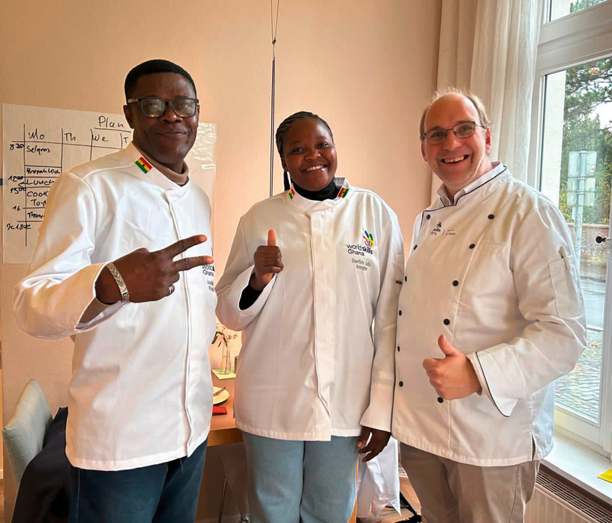 Die ghanaische Delegation zu Besuch bei Thorben Grübnau (r.), Bundestrainer der Köche.