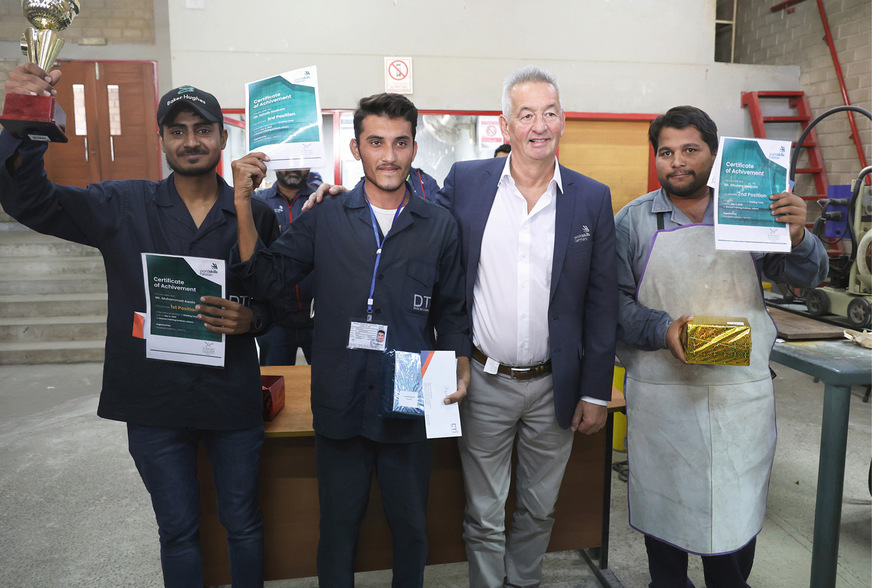 Stolz auf ein erfolgreiches Training: John Lohrmann (Bundestrainer Schweißen) mit Auszubildenden in Pakistan.