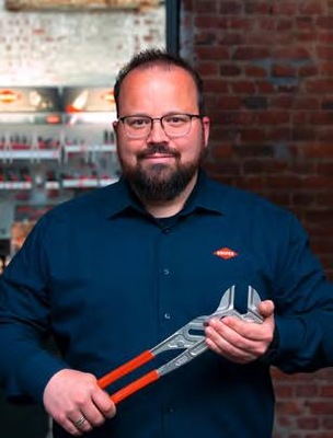 Ausbilder Florian Berg will mit ROCKID.one auch der Region etwas zurückgeben. - © Knipex
