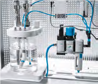 Sensoren im Lernreaktor nehmen Messwerte automatisch auf und zeigen diese über die Steuerung und die dazugehörigen Komponenten an.