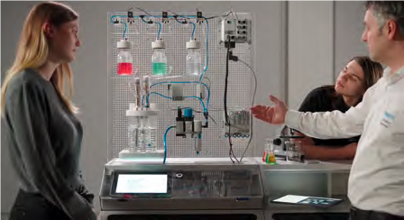 Der Bioreaktor ermöglicht die Kultivierung von Hefen und enthält Anwendungen zur Probenentnahme. - © Festo