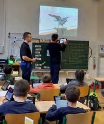 ^Christian Wulf und sein Kollege schätzen die Zusammenarbeit mit den Kindern und die ehrlichen und direkten Antworten der Schüler*innen.
