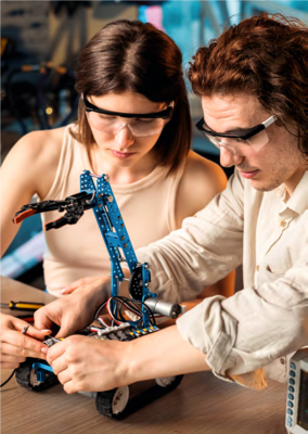 Innovative Ausbildungskonzepte: Unternehmen und Initiativen entwickeln zukunftsorientierte Ausbildungsmethoden, die den Fokus auf praxisnahe und digital unterstützte Lernprozesse legen. Durch die enge Verzahnung von Theorie und Praxis werden Auszubildende optimal auf die sich wandelnden Anforderungen der modernen Arbeitswelt vorbereitet.