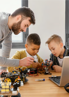 Engagement für den Nachwuchs: Viele Auszubildende übernehmen selbst Verantwortung und engagieren sich aktiv in Projekten, um zukünftige Generationen zu fördern. Durch Mentoring-Programme und die Mitarbeit an Bildungsinitiativen tragen sie dazu bei, den Nachwuchs fit für die Herausforderungen der Zukunft zu machen.