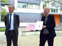 Der ehemalige Bildungsminister Marco Tullner bei der Übergabe der Anerkennungsurkunde an Schulleiterin Dany Hambach zu Beginn des Schuljahres 2019/2020. - © Sekundarschule Landsberg