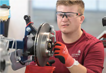 Hier braucht es das richtige Augenmaß: Kfz-Mechatroniker Manuel Schmied.