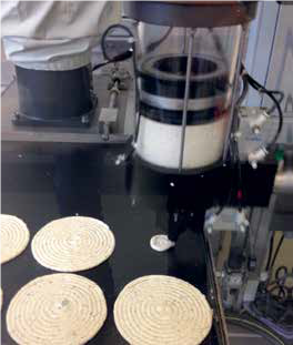 Die Bäckerei, Konditorei und Confiserie Suteria aus der Schweiz lässt sich bei der Produktion der Solothurner Torten per Roboterarm unterstützen.