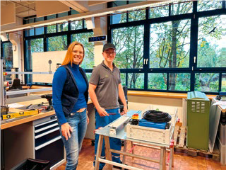 Mit Unterstützung von Erik Tschirne, Elektroniker für Betriebstechnik im zweiten Ausbildungsjahr, bereitet Annika Walter-Carstens ein Namensschild vor.