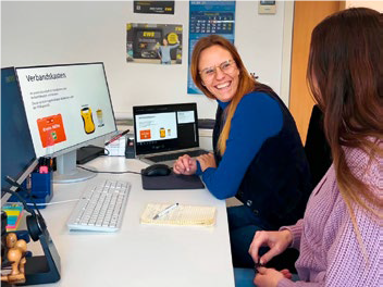 Annika Walter-Carstens (l.) aus dem EWE-Shop in Nordenham hospitiert im Ausbildungsbereich der EWE AG