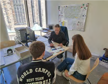 Jörg Nestler berät Schüler*innen an der Oberschule des Bildungszentrums Adam Ries in Annaberg- Buchholz zum Praxistag.