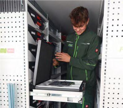 Auf die Theorie im Betrieb folgt der Praxisteil in der Lehr-Werkstatt, bevor es raus geht ins richtige Arbeitsleben.