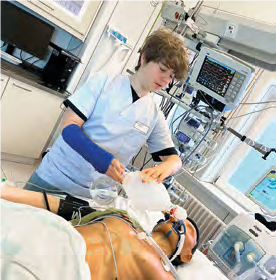 Joshua lernte am Boys’Day den Pflegeberuf kennen und reichte sein Foto beim Boys’Day-Wettbewerb ein.