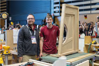Bundestrainer Markus Rauscher und Vize-Weltmeister Felix Wilhelm nach dem Abpfiff in der Disziplin Bauschreiner*in.