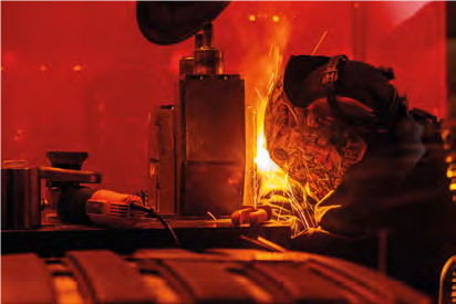 Schweißer Tom Göbl lässt die Funken fliegen.