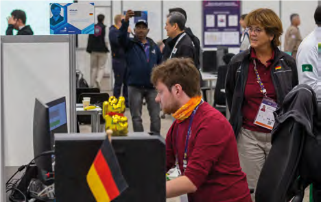 Der Blick über die Schulter: Bundestrainerin Almut Leykauff- Bothe mit Competitor Pascal Böhler. (Disziplin IT Network Systems Administration)