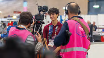 Die Aufmerksamkeit der Medien war hoch: Mechatroniker Sandro Ambs im Gespräch mit dem ARD-Studio Paris. - © Frank Erpinar