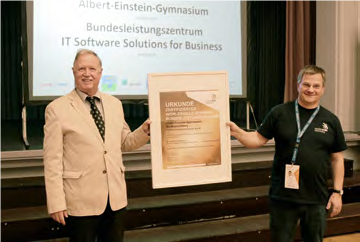 2018 nahmen der damalige Schulleiter des Albert-Einstein- Gymnasiums, Dr. Dietmar Kittler, und Dr. Olaf Kappler die Zertifizierungsurkunde für das Bundesleistungszentrum entgegen. - © WorldSkills Germany