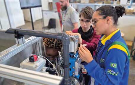Maike Carolin Adel mit zwei ihrer Mitstreiterinnen aus Kenia (links) und Brasilien (rechts).