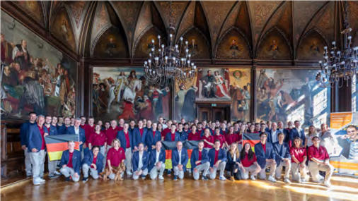 Beim letzten Vorbereitungstreffen empfing die Erfurter Bürgermeisterin Anke Hofmann-Domke das Team Germany im Rathaus von Erfurt und überreichte den Teilnehmenden die Ernennungsurkunde über die Aufnahme in die Deutsche Berufe-Nationalmannschaft. - © Frank Erpinar