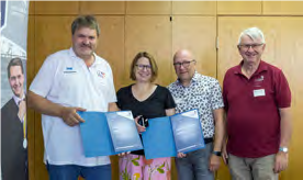 Bundestrainer Josef Gruber (Stuckateur*in) und Bundestrainerin Sabine Baumgarten (Konditor*in) erhielten die Silbernadel als Auszeichnung für ihr 10-jähriges WorldSkills- Engagement.