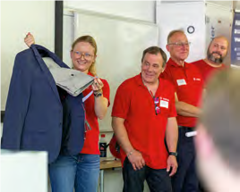 Presenterpartner Mewa überreichte dem Team Germany die offizielle Mannschaftskleidung.