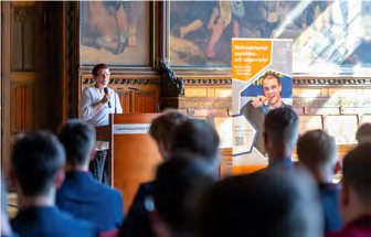Beim letzten Vorbereitungstreffen empfing die Erfurter Bürgermeisterin Anke Hofmann-Domke das Team Germany im Rathaus von Erfurt und überreichte den Teilnehmenden die Ernennungsurkunde über die Aufnahme in die Deutsche Berufe-Nationalmannschaft.