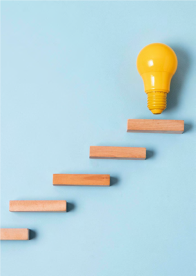 Kennen Sie die 3-5-7-Regel der Karriereplanung? Arbeitnehmende sollten sich alle drei bis fünf Jahre eine neue berufliche Herausforderung suchen und spätestens nach sieben Jahren einen Arbeitsplatzwechsel anstreben. So soll Stagnation vermieden werden. Allerdings: Das Konzept des Lebenslangen Lernens will eben genau diese verhindern. Wie immer gilt also: Selbst ist der Mensch – gerade bei der individuellen Karriereplanung. Das sollte auch die Berufsorientierung vermitteln.