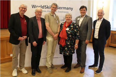 WorldSkills Germany-Vorstandsvorsitzender Michael Hafner (l.) und Geschäftsführer Hubert Romer (r.) gemeinsam mit den Referent*innen Prof. Dr. Michael Heister, Dr. Michael Scharp, Siglinde Foidl-Dreißer und Oberstudiendirektor Stefan Nowatschin.