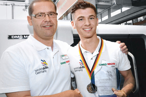 WorldSkills-Bundestrainer Hanno Hapke (l.) und Tim Zelmer, Sieger der Deutschen Meisterschaft CNC-Drehen 2014.