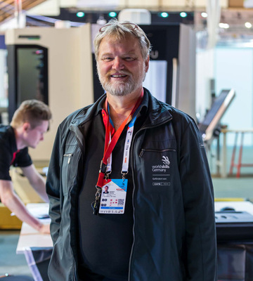 „Jedes Unternehmen kann von der Wettkampfteilnahme einer eigenen Fachkraft profitieren, da der Blickwinkel extrem erweitert wird und die berufliche Bildung ganz anders erlebt werden kann. Für die Teilnehmenden ist es ein Gewinn sowohl national als auch international, denn die Fachlichkeit nimmt extrem zu und das in einer relativ kurzen Zeit. Das Wissen, die Erfahrungen und die Kontakte sind für die Persönlichkeit und das Berufsleben bahnbrechend.“ – Herbert Mattes, Bundestrainer Disziplin CNC-Fräsen