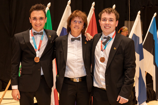 „Ich konnte mein Wissen erweitern in Bezug auf Technologien, mit denen ich im Arbeitsalltag nicht in Berührung komme.“ – Roman Steinhart (rechts), Exzellenzmedaille Disziplin ICT Specialistc