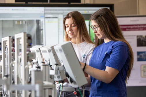 Training von Programmiertätigkeiten durch EAT-Auszubildende (Elektronikerinnen für Automatisierungstechnik)