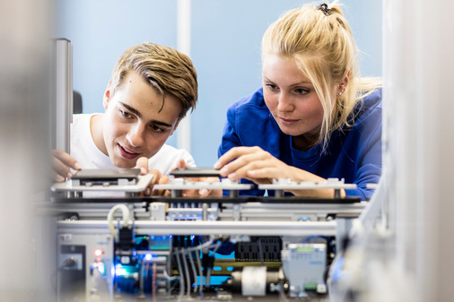 Kalibrierung einer Fertigungsanlage in Teamarbeit im Rahmen der Ausbildung bei Volkswagen. 