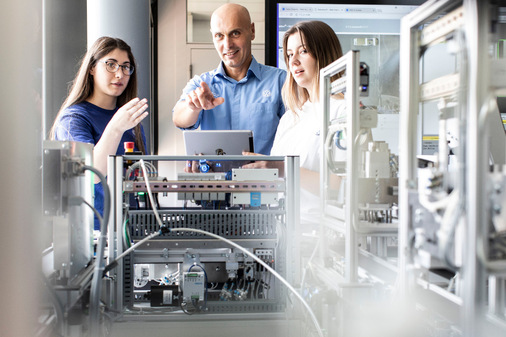 Auszubildende in Salzgitter erfahren mehr über die Funktionsweise und Steuerung einer Fertigungsanlage.